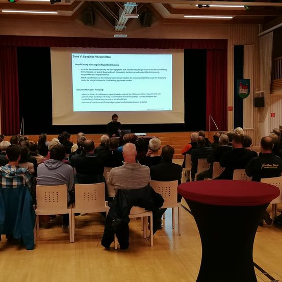 Bild enthält, People, Person, Crowd, Building, Classroom, Indoors, School, Audience, Lecture, Hall