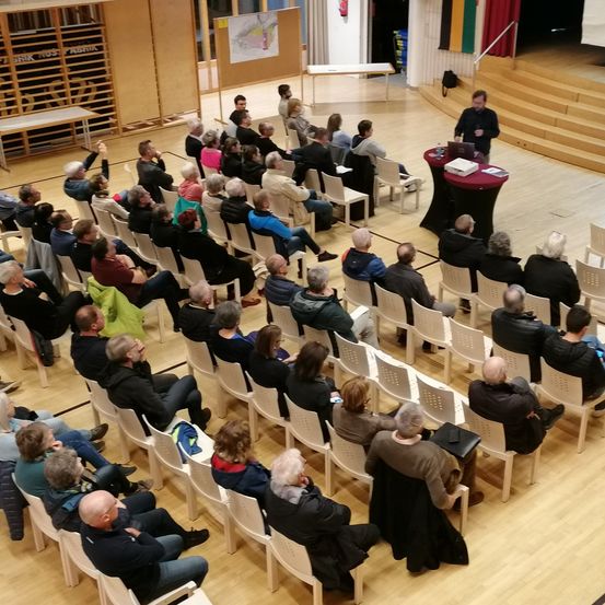 Bild enthält, People, Person, Crowd, Classroom, Indoors, School, Adult, Male, Man, Lecture