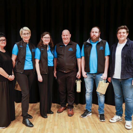 Bild enthält, Groupshot, Person, Shoe, Jeans, Adult, Male, Man, Female, Woman, Glasses