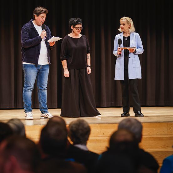 Bild enthält, Stage, People, Person, Jeans, Adult, Male, Man, Long Sleeve, Coat, Crowd