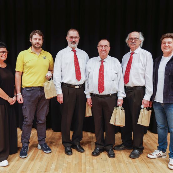 Bild enthält, Groupshot, Person, Jeans, Pants, Adult, Male, Man, Jacket, Shoe, People