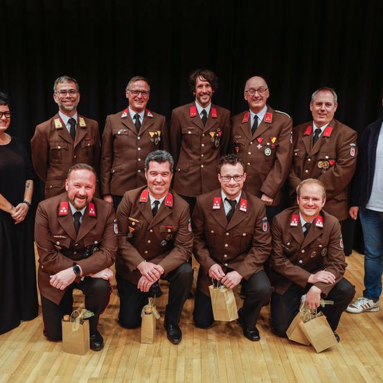 Bild enthält, Groupshot, Person, People, Jeans, Adult, Male, Man, Suit, Jacket, Shoe