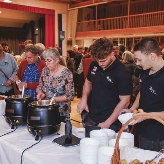 Bild enthält, Meal, Cafeteria, Restaurant, Dish, Adult, Male, Man, Person, Female, Woman