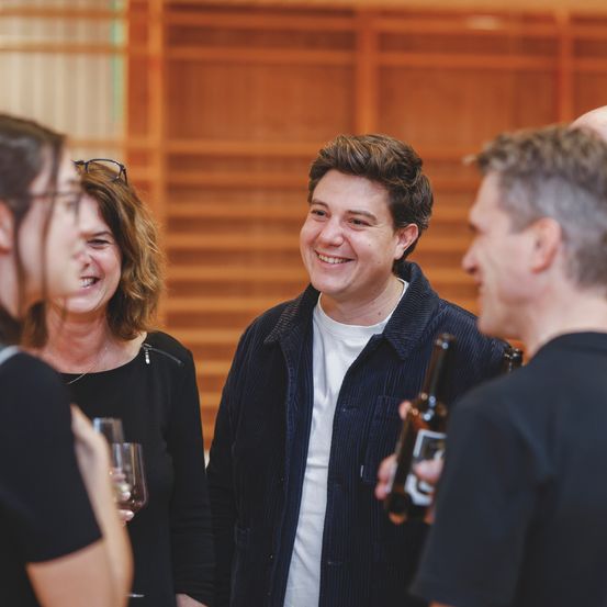 Bild enthält, Face, Happy, Head, Person, Smile, Adult, Female, Woman, Male, Man