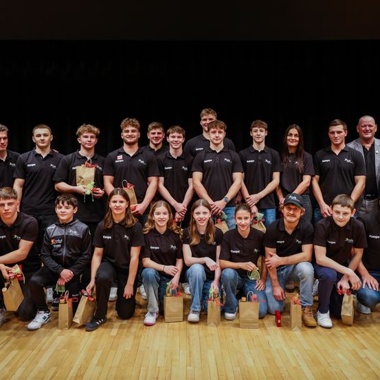 Bild enthält, People, Person, Groupshot, Adult, Male, Man, Shoe, Boy, Teen, Jeans