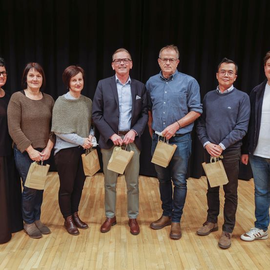 Bild enthält, Groupshot, Person, Jeans, Shoe, Jacket, Adult, Male, Man, Female, Woman
