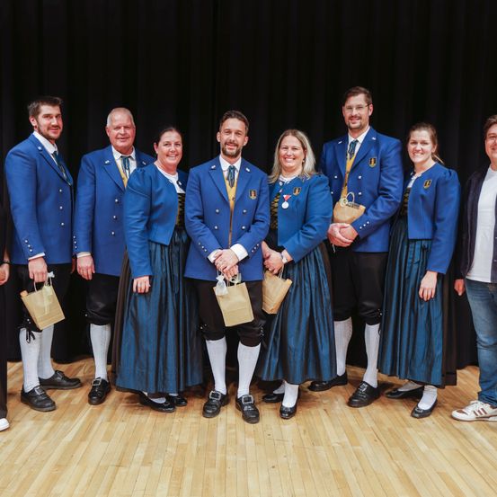 Bild enthält, Groupshot, Person, Jeans, Adult, Male, Man, Female, Woman, People, Jacket