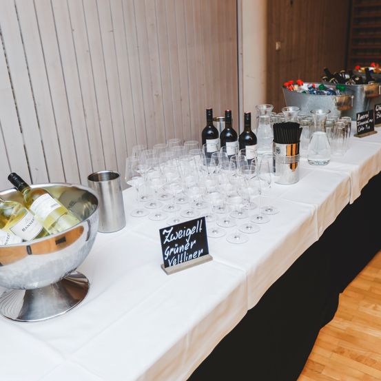 Bild enthält, Indoors, Interior Design, Cup, Alcohol, Beverage, Liquor, Bottle, Wine, Tabletop, Nature