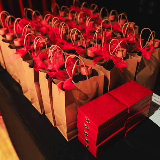 Bild enthält, Bag, Flower, Plant, Box, Flower Arrangement, Flower Bouquet