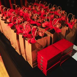 Bild enthält, Bag, Flower, Plant, Box, Flower Arrangement, Flower Bouquet