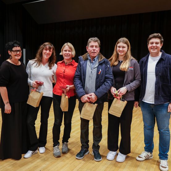 Bild enthält, Groupshot, Person, Wood, Jeans, Jacket, People, Adult, Female, Woman, Man