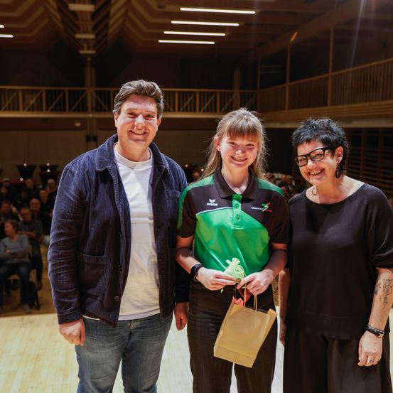 Bild enthält, Coat, Jacket, Adult, Male, Man, Person, Female, Woman, People, Jeans