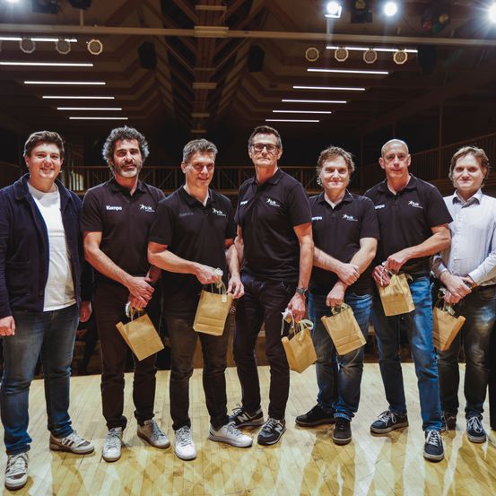 Bild enthält, Groupshot, Person, People, Shoe, Jeans, Pants, Adult, Male, Man, Handbag