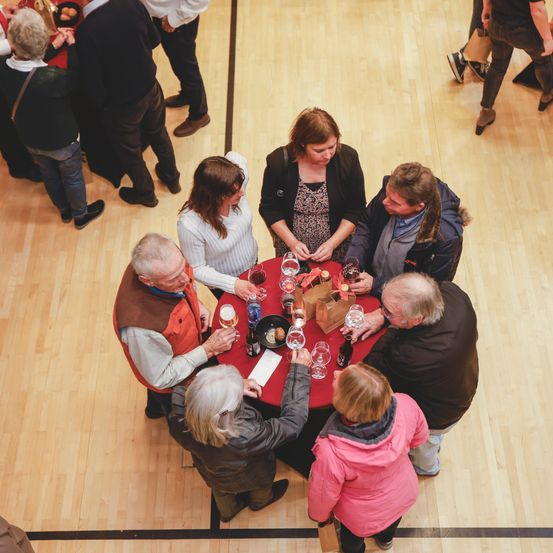 Bild enthält, People, Person, Flooring, Wood, Adult, Male, Man, Shoe, Female, Woman