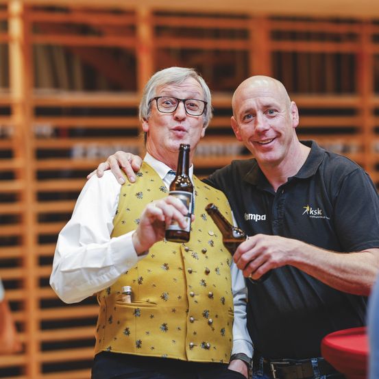 Bild enthält, Finger, Person, Adult, Male, Man, Face, Head, Glasses, Alcohol, Wood