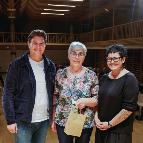 Bild enthält, Adult, Female, Person, Woman, Male, Man, Pants, Jacket, Jeans, People