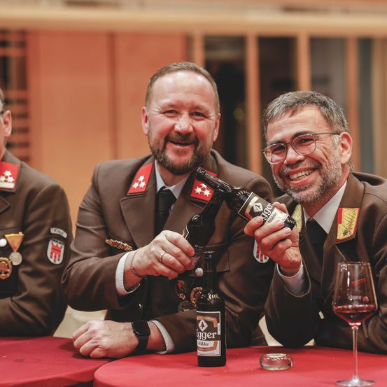 Bild enthält, Adult, Male, Man, Person, Officer, Glasses, Military Officer, Face, Tie, Suit