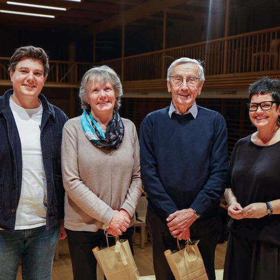 Bild enthält, Jacket, Adult, Male, Man, Person, Female, Woman, Jeans, People, Face