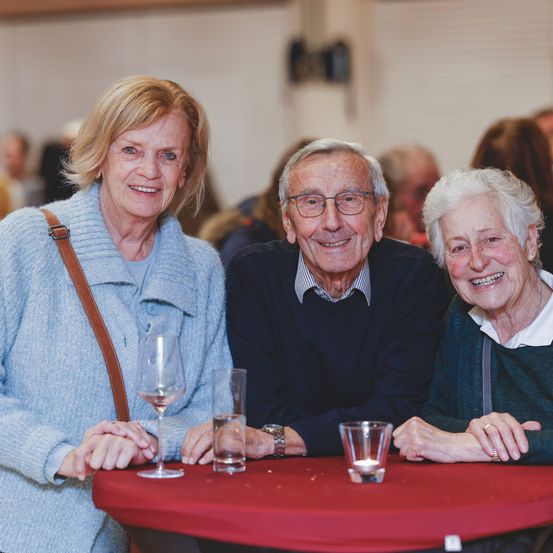 Bild enthält, Face, Happy, Head, Person, Smile, Adult, Female, Woman, Male, Man
