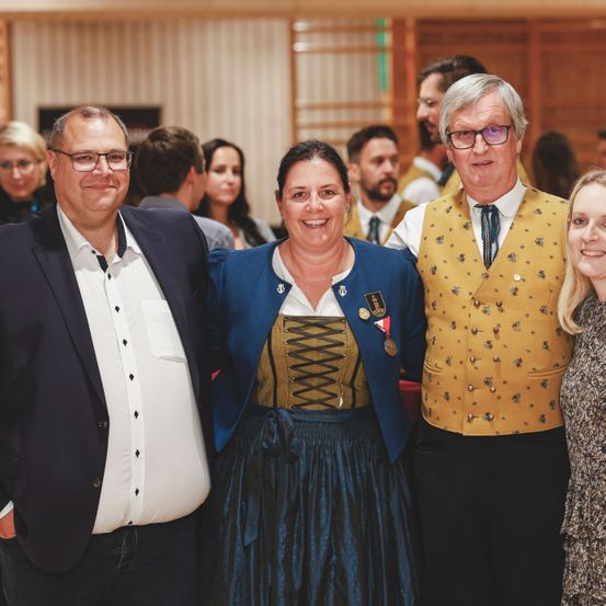 Bild enthält, Person, Smile, Adult, Female, Woman, Groupshot, Male, Man, Suit, Coat