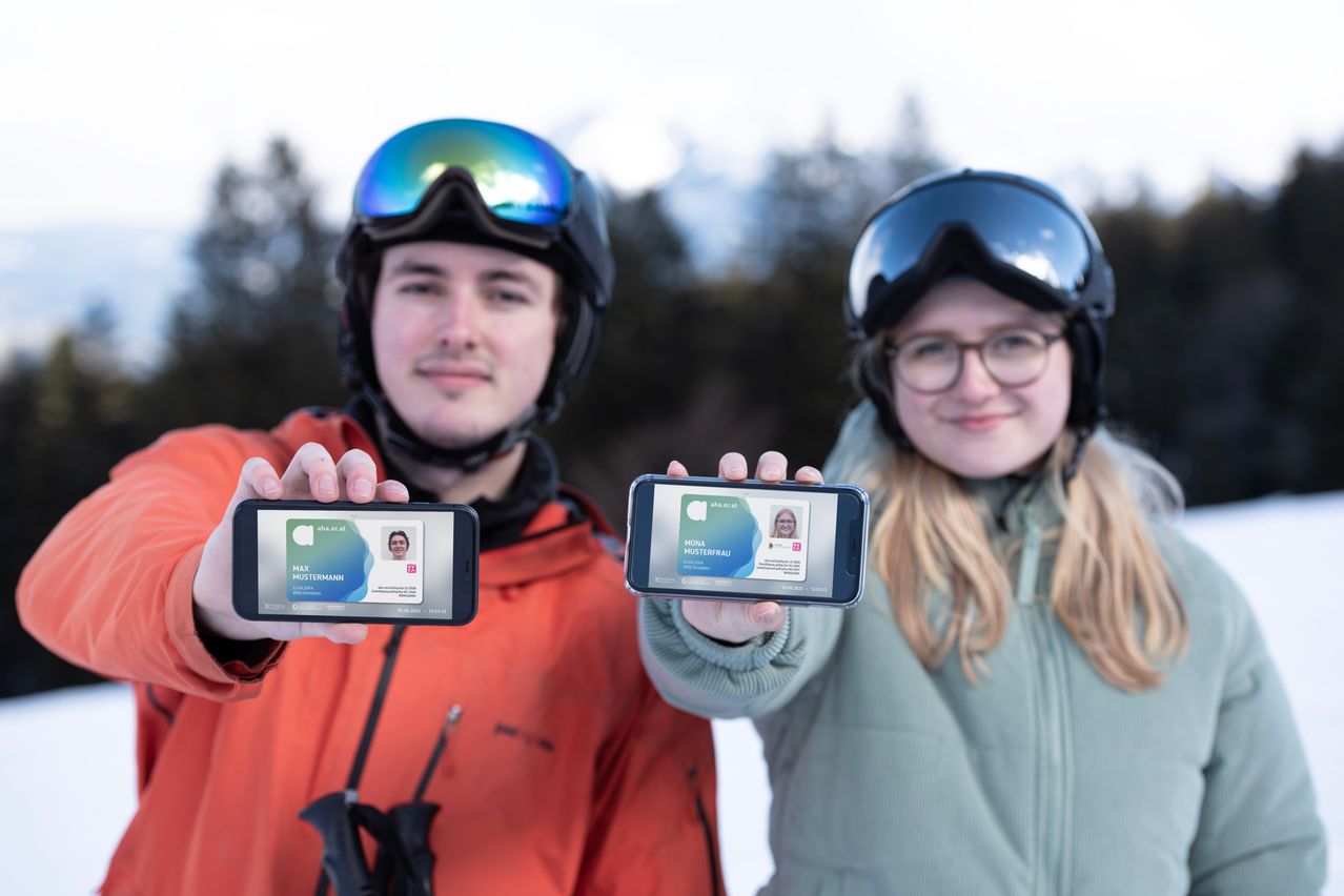 Bild enthält, Photography, Helmet, Glasses, Adult, Female, Person, Woman, Male, Man, Finger