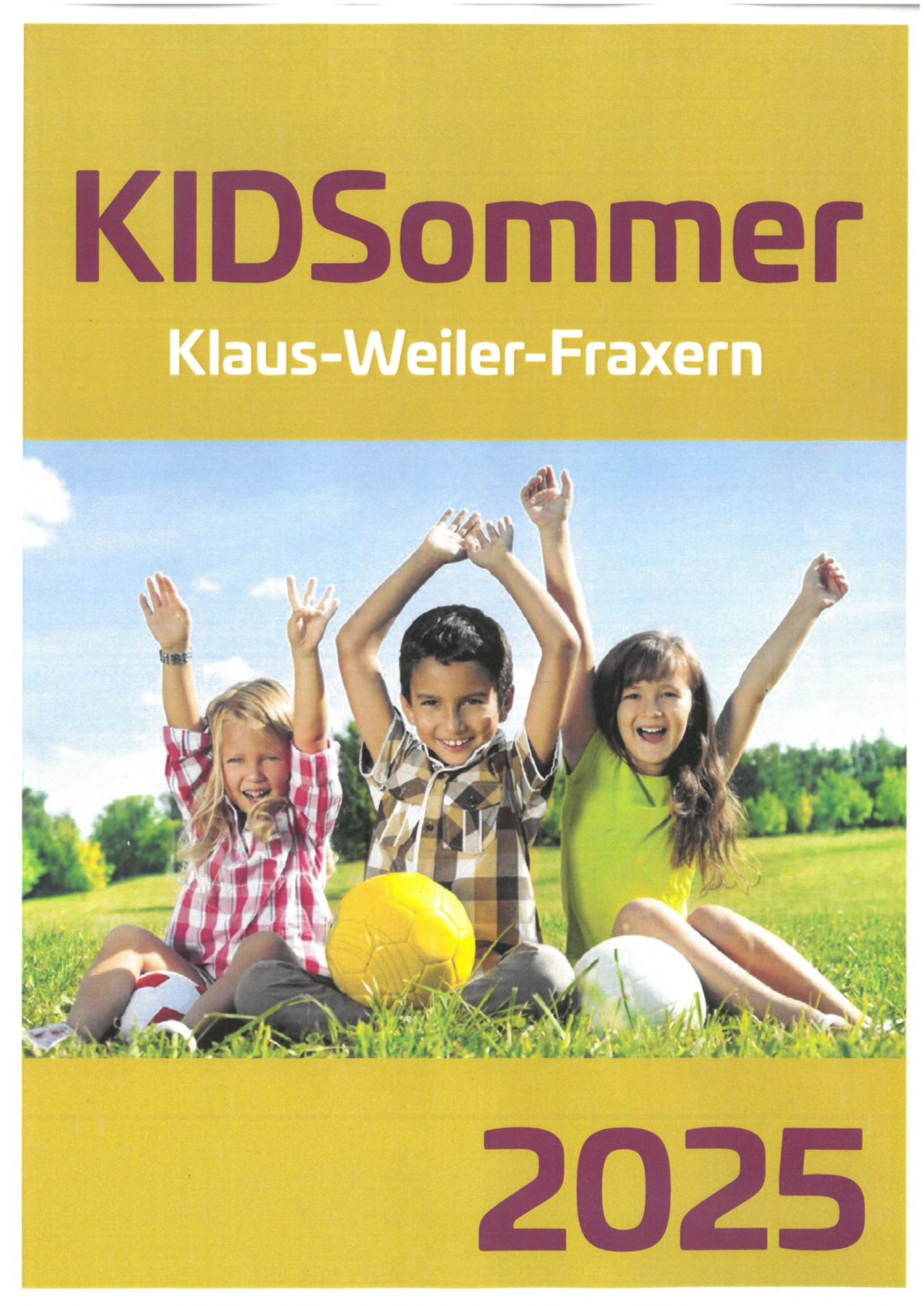 Ein Poster für KIDSummer Klaus-Weiler-Fraxern zeigt drei Kinder, die auf Gras sitzen, lächeln und ihre Hände heben, mit Fußballbällen in der Nähe.