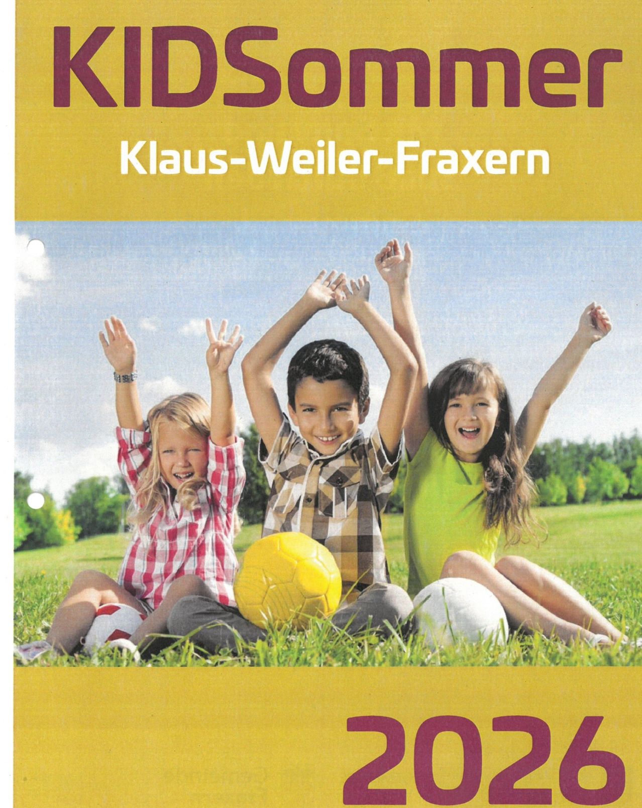 Drei Kinder sitzen auf dem Rasen mit Fußballbällen. Sie heben ihre Hände mit Lächeln. Der Plakat zeigt 'Kidssommer' und 'Klaus-Weiler-Fraxern.' Der Himmel ist bewölkt.