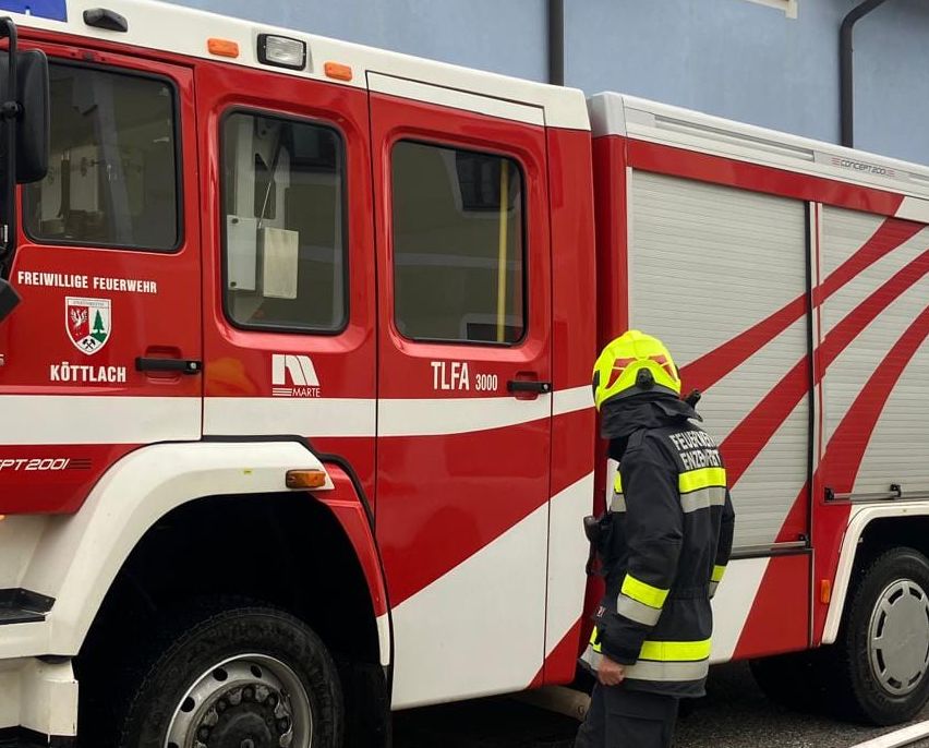 Bild enthält, Transportation, Vehicle, Person, Truck, Machine, Wheel, Blade, Dagger, Knife, Weapon