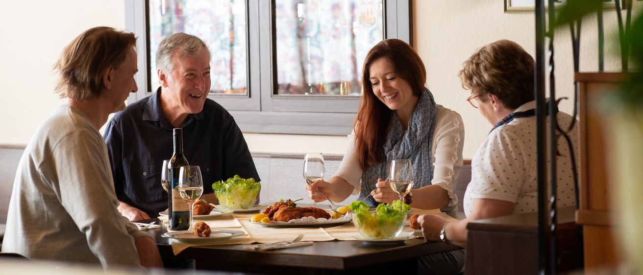 Bild enthält, Lunch, Adult, Female, Person, Woman, Restaurant, Male, Man, Brunch, Face