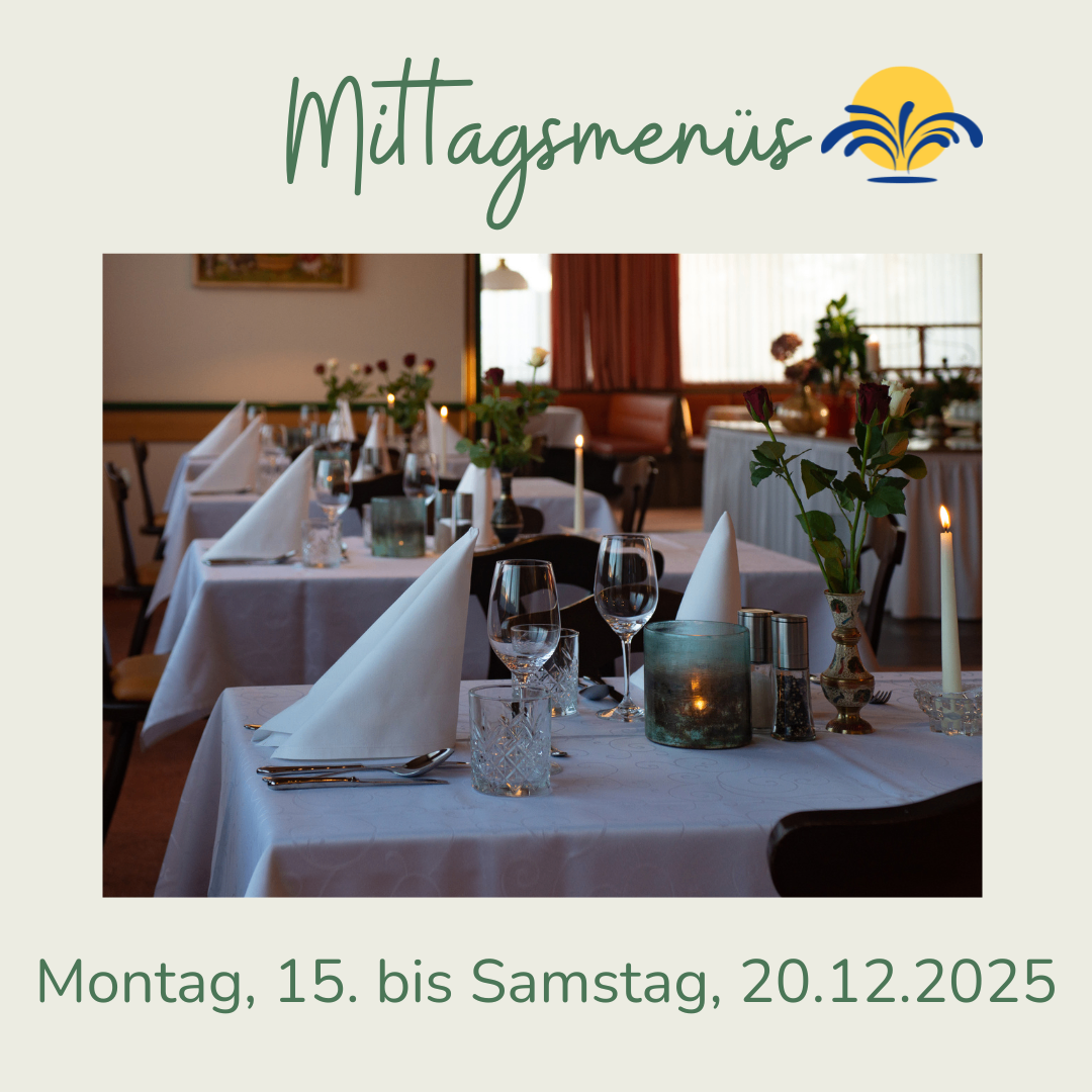 Ein Bild einer Essensbereich mit gedeckten Tischen, einschließlich Kerzen, Weingläsern und Besteck. Der Text lautet 'Montag, 15. bis Samstag, 20.12.2025'.