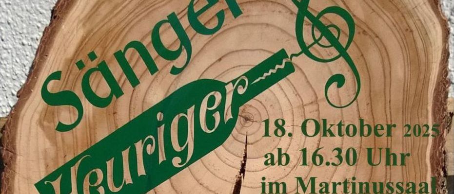 Holzschild mit Korkenzieher und Musiknote. Der Text lautet 'Sanger-Heuriger' und '18. Oktober 2025 ab 16.30 Uhr im Martinussaal St. Martin i.I.' Veranstaltet von GV Harmonie mit Espruit. Grüne Blätter und ein Weinglas sind im Bild.