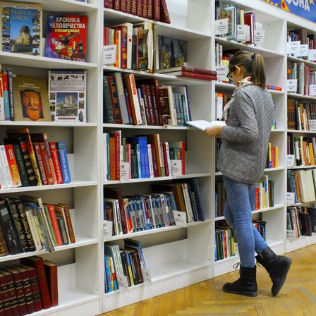 Bild enthält, Furniture, Book, Library, Adult, Female, Person, Woman, Bookcase, Building, Jeans