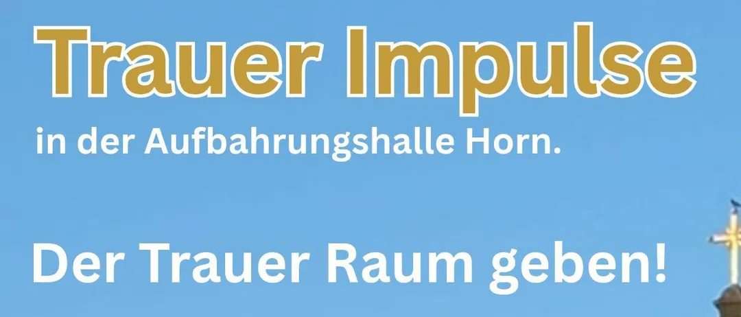 Ein Plakat für Trauer Impuls in der Aufbahrungshalle Horn. Das Plakat zeigt eine Kirche mit Turm, einem Kreuz auf der Spitze und einer Uhr. Es enthält auch einen QR-Code und ein Logo für Mobiles Hospiz Bezirk Horn. Der Hintergrund des Plakats ist blau mit Wolken.