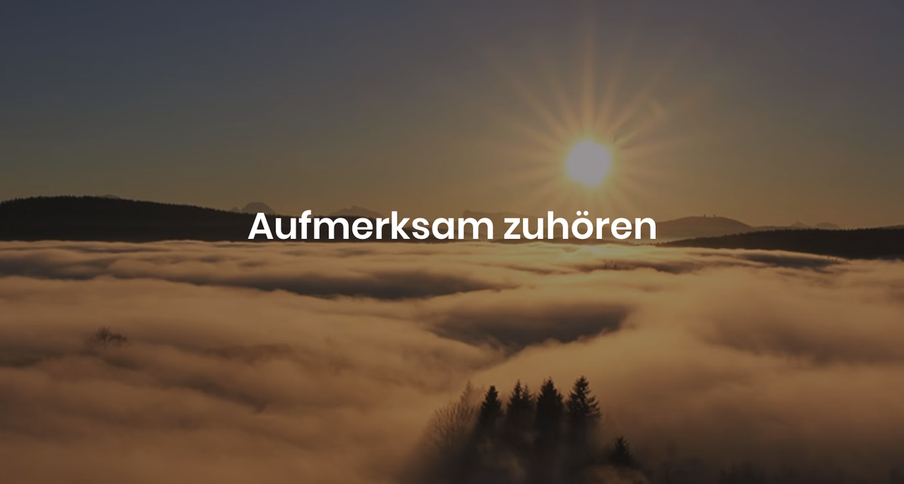 Eine strahlende Sonne erhebt sich über eine Wolkenmeer, das eine warme Ausleuchtung auf die Landschaft wirft. Im Vordergrund stehen Baumsilhouetten, die in den Nebel eingebettet sind. Die Worte 'Aufmerksam zuhören' erscheinen in weiß oben.