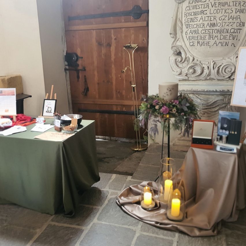 Bild enthält, Flower, Flower Arrangement, Floor, Flower Bouquet, Table, Flooring, Tablecloth, Altar, Wood, Candle