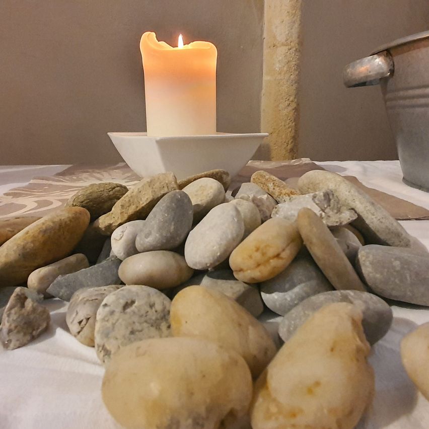 Bild enthält, Pebble, Candle, Rock, Bread, Food
