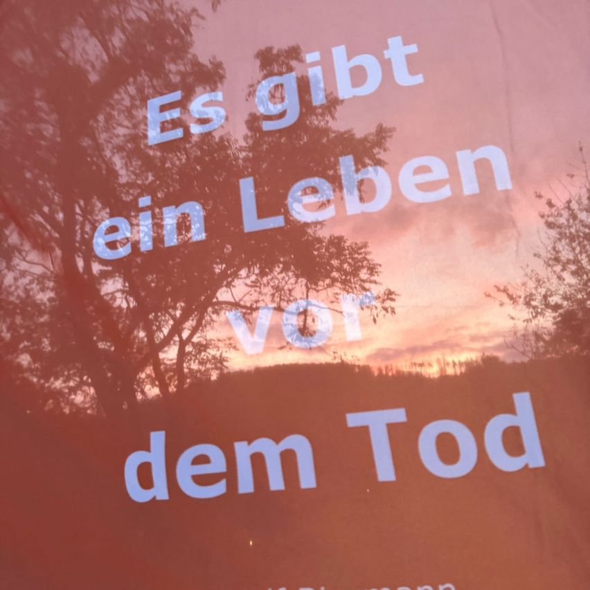 Bild enthält, Advertisement, Book, Publication, Poster, Text, Plant, Tree, Outdoors