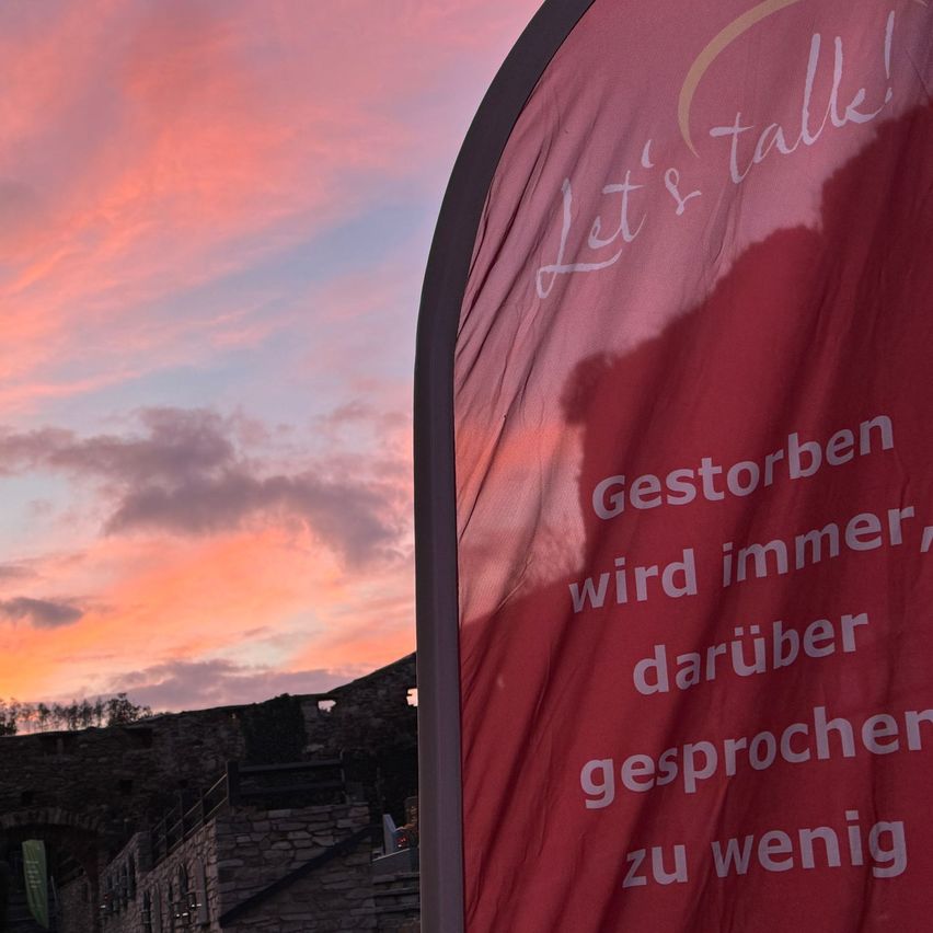Bild enthält, Nature, Outdoors, Sky, Architecture, Building, Shelter, Banner, Text, Advertisement, Sunset