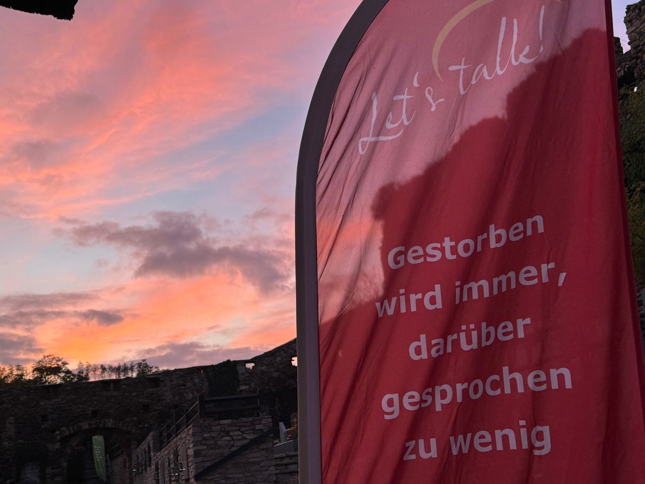 Bild enthält, Nature, Outdoors, Sky, Architecture, Building, Shelter, Banner, Text, Advertisement, Sunset