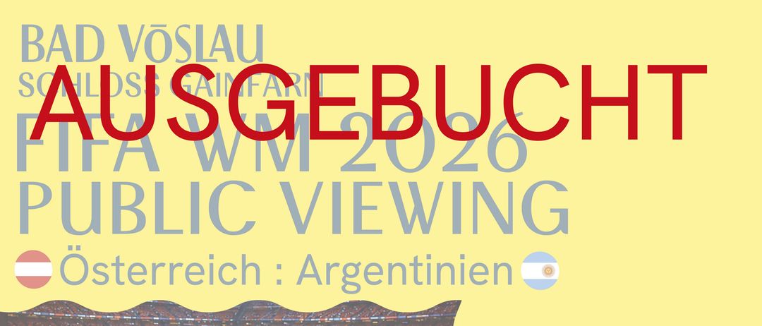 Ein Plakat für die öffentliche FIFA-WM-2026-Übertragung in Bad Vöslau. Es zeigt ein Stadion mit jubelnden Fans und Details zum Spiel, Datum und Uhrzeit.