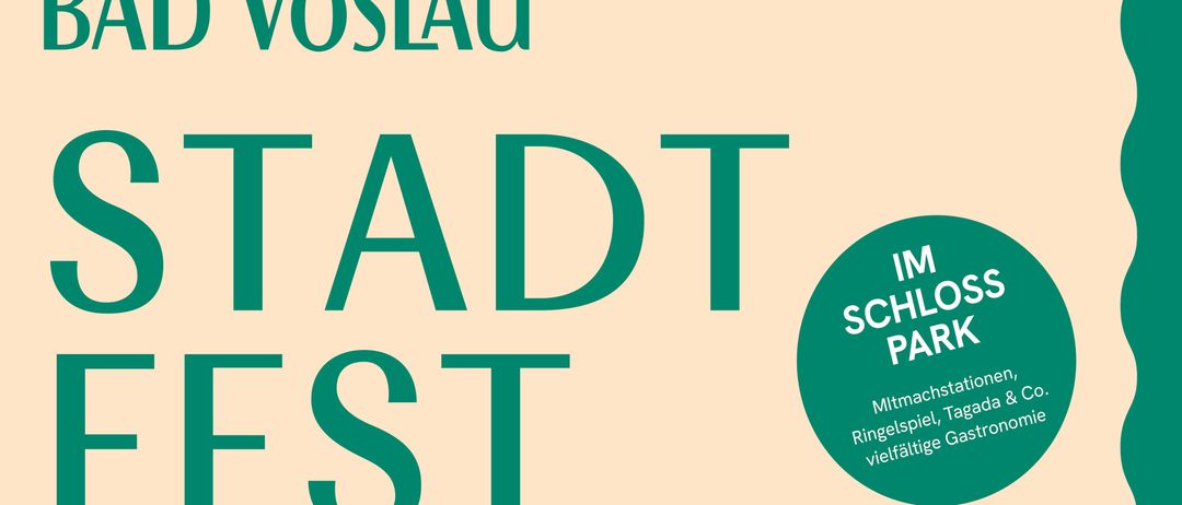 Plakat für das Stadt Fest in Bad Vöslau, mit einem Paar, das auf der Bühne singt, sowie den Veranstaltungsdaten und -zeiten. Das Plakat ist grün und weiß mit einem kreisförmigen Logo.