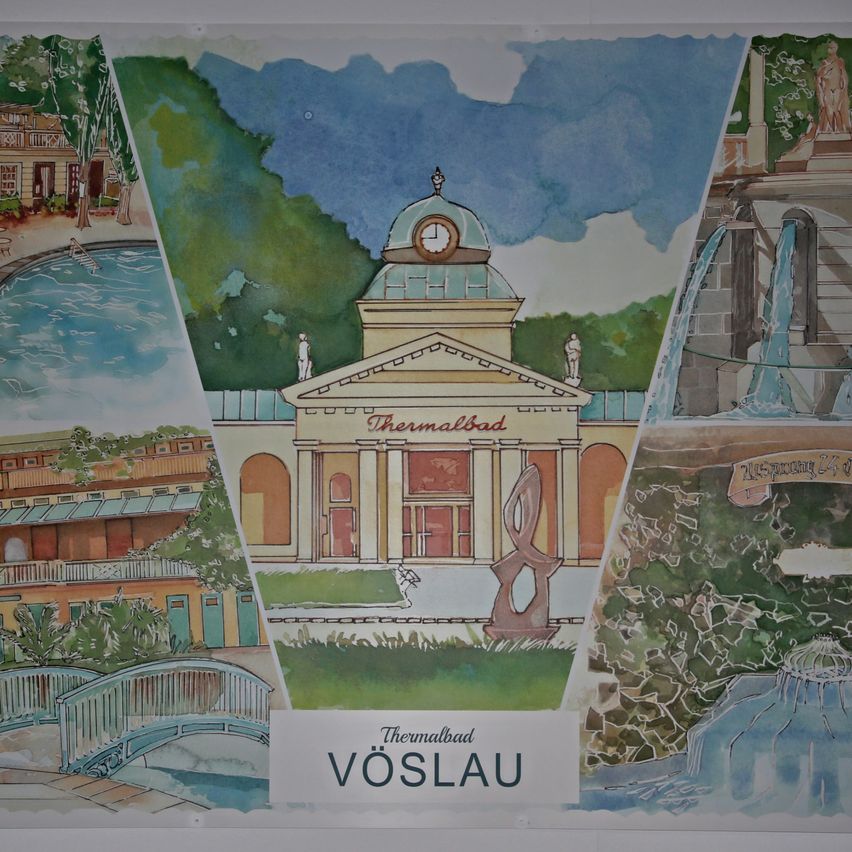 Eine Aquarellmalerei von Thermalbad Vöslau zeigt verschiedene Szenen: ein Pool, ein Springbrunnen, ein Uhrturm und eine Statue. Das Gebäude hat ein Kuppeldach und eine Uhr.