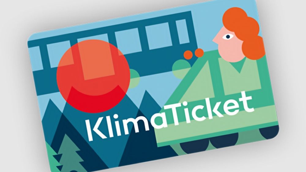Ein Werbebild für KlimaTicket mit einer Frau mit roten Haaren und einem roten Kreis.