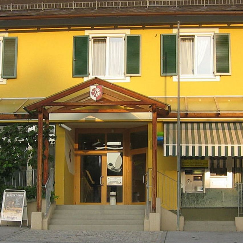 Bild enthält, Awning, Canopy, City, Building, Housing, House, Villa, Porch, Urban