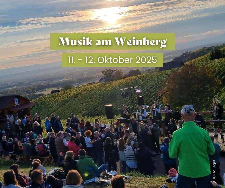Ein Musikevent auf einem Weinberg mit Menschen, die sitzen und stehen, der Text lautet 'Musik am Weinberg 11. - 12. Oktober 2025'.