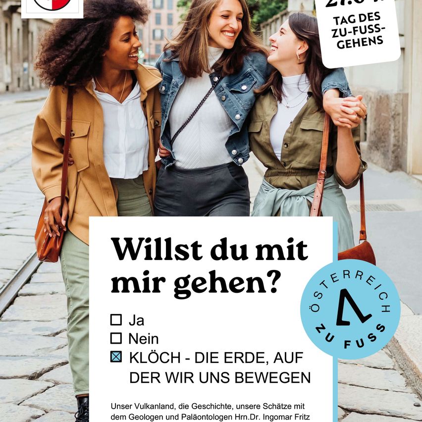 Drei Frauen gehen lächelnd zusammen, mit einem Schild 'Tag des Zu-Fuss-Gehens'. Ein Plakat fragt, ob man mit ihnen gehen möchte.