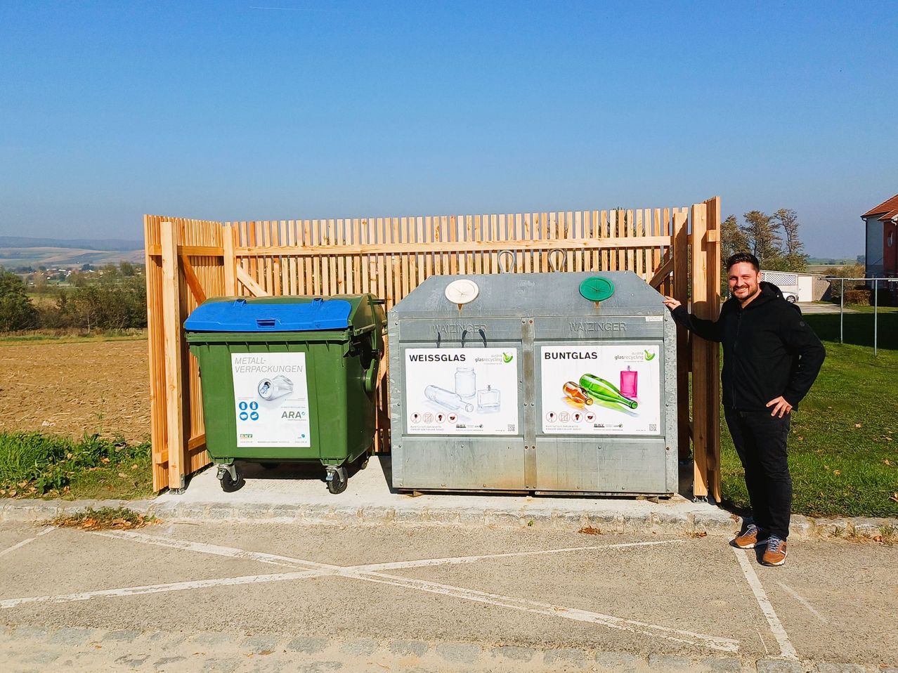 Bild enthält, Adult, Male, Man, Person, Tin, Can, Trash Can, Shoe, Wheel, Coat