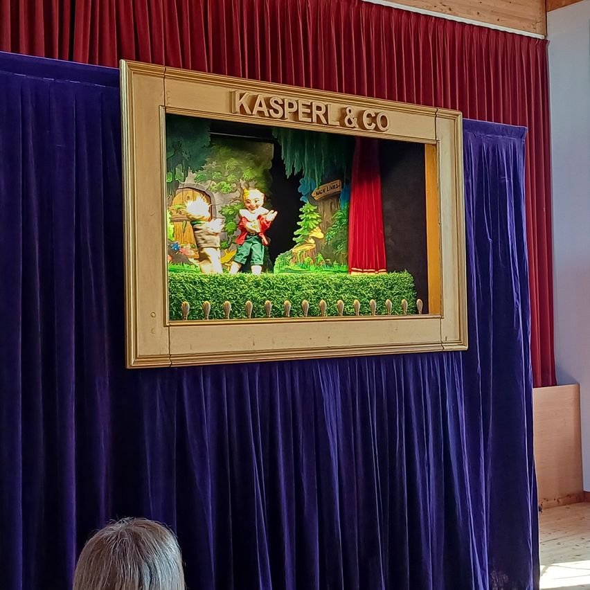 Bild enthält, Indoors, Interior Design, Stage, Person, Performer, Solo Performance, Photo Booth, Head, Face