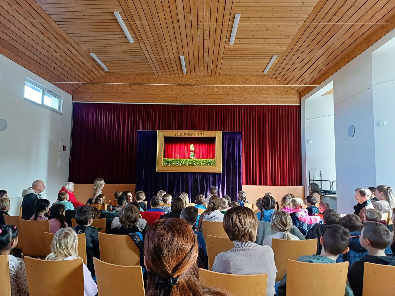 Bild enthält, People, Person, Indoors, Building, Classroom, School, Crowd, Boy, Child, Male