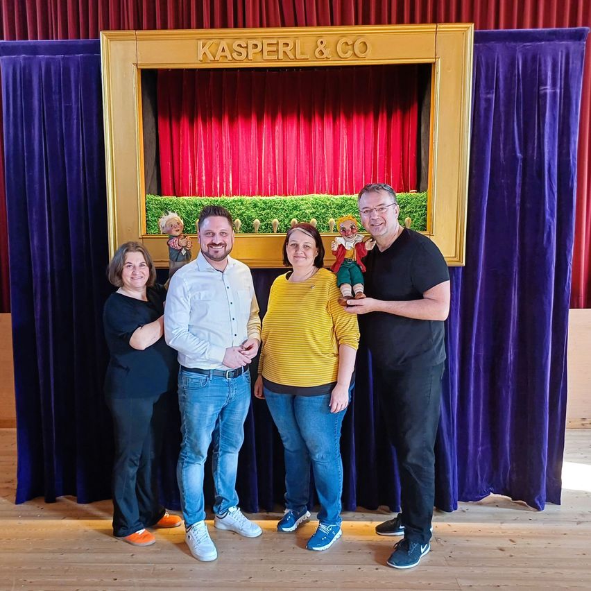 Bild enthält, Pants, Person, Photography, Portrait, Jeans, Blouse, People, Purple, Adult, Man